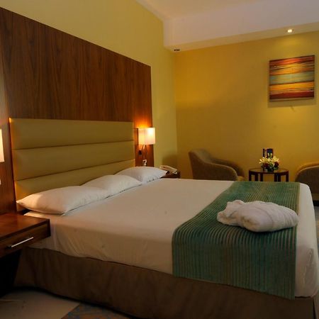 Howard Johnson By Wyndham Abu Dhabi Downtown Bagian luar foto