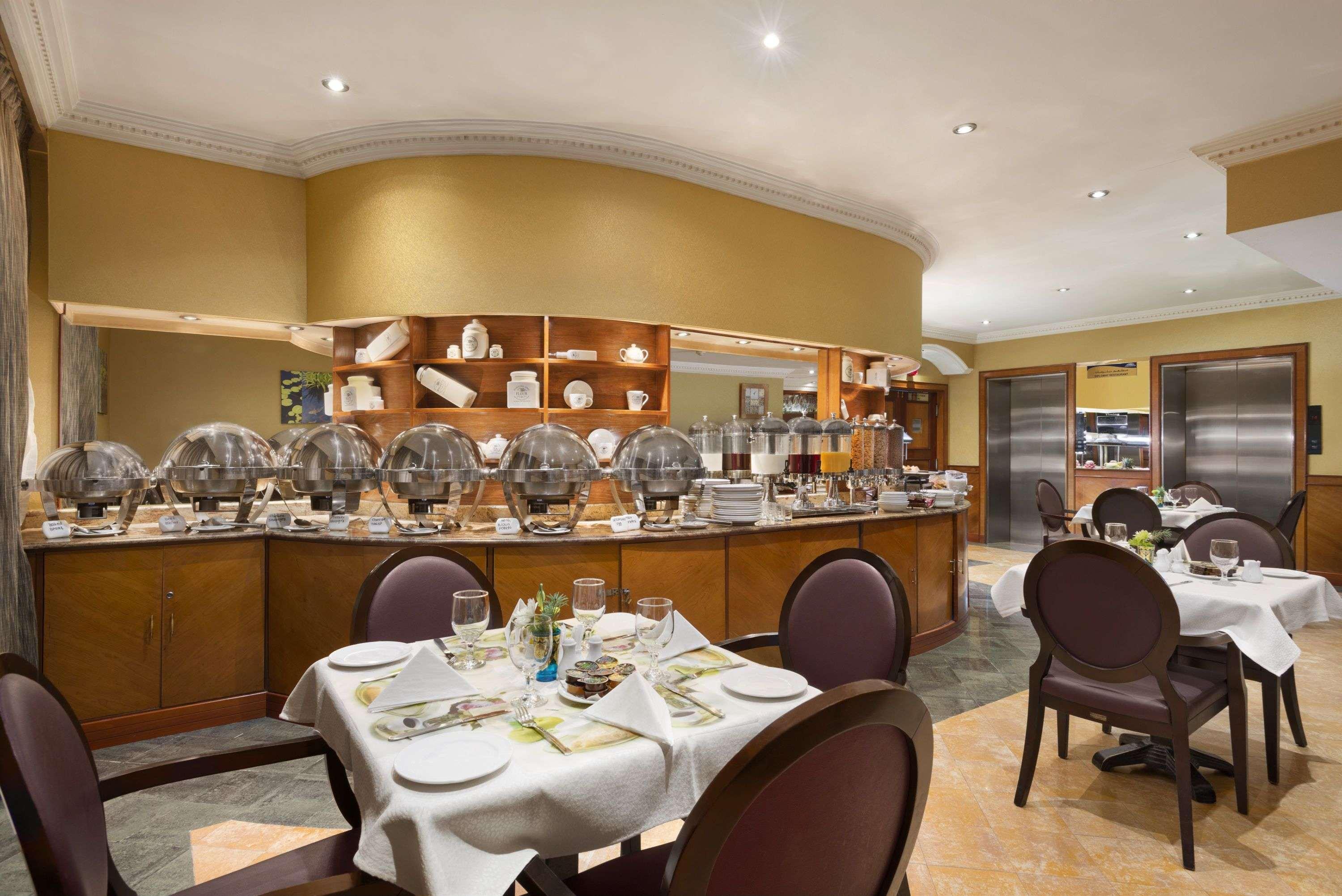 Howard Johnson By Wyndham Abu Dhabi Downtown Bagian luar foto