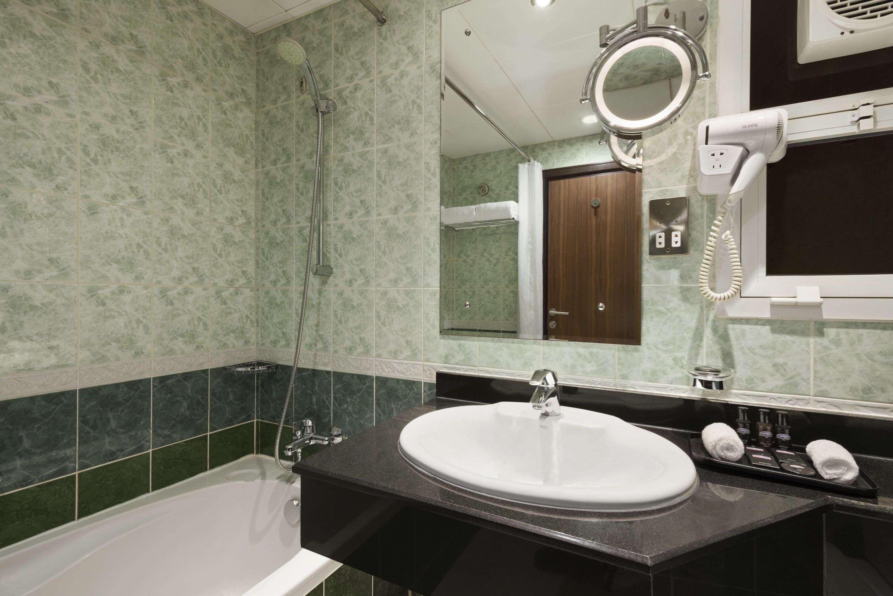 Howard Johnson By Wyndham Abu Dhabi Downtown Bagian luar foto