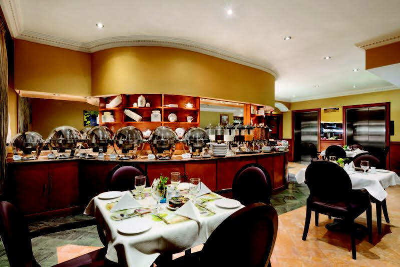 Howard Johnson By Wyndham Abu Dhabi Downtown Bagian luar foto